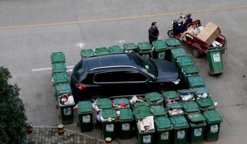 汽車被垃圾桶包圍是被惡搞還是得罪人了？