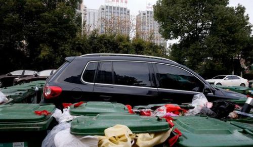 汽車被垃圾桶包圍是被惡搞還是得罪人了？